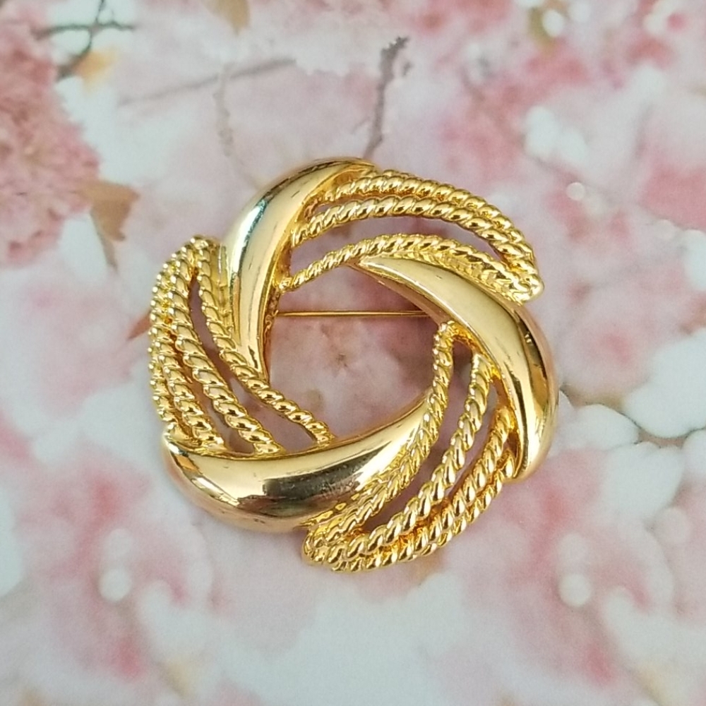 Vintage Mid Century Goldtone Rope Design Wreath Brooch Pin - Picture 15 of 15